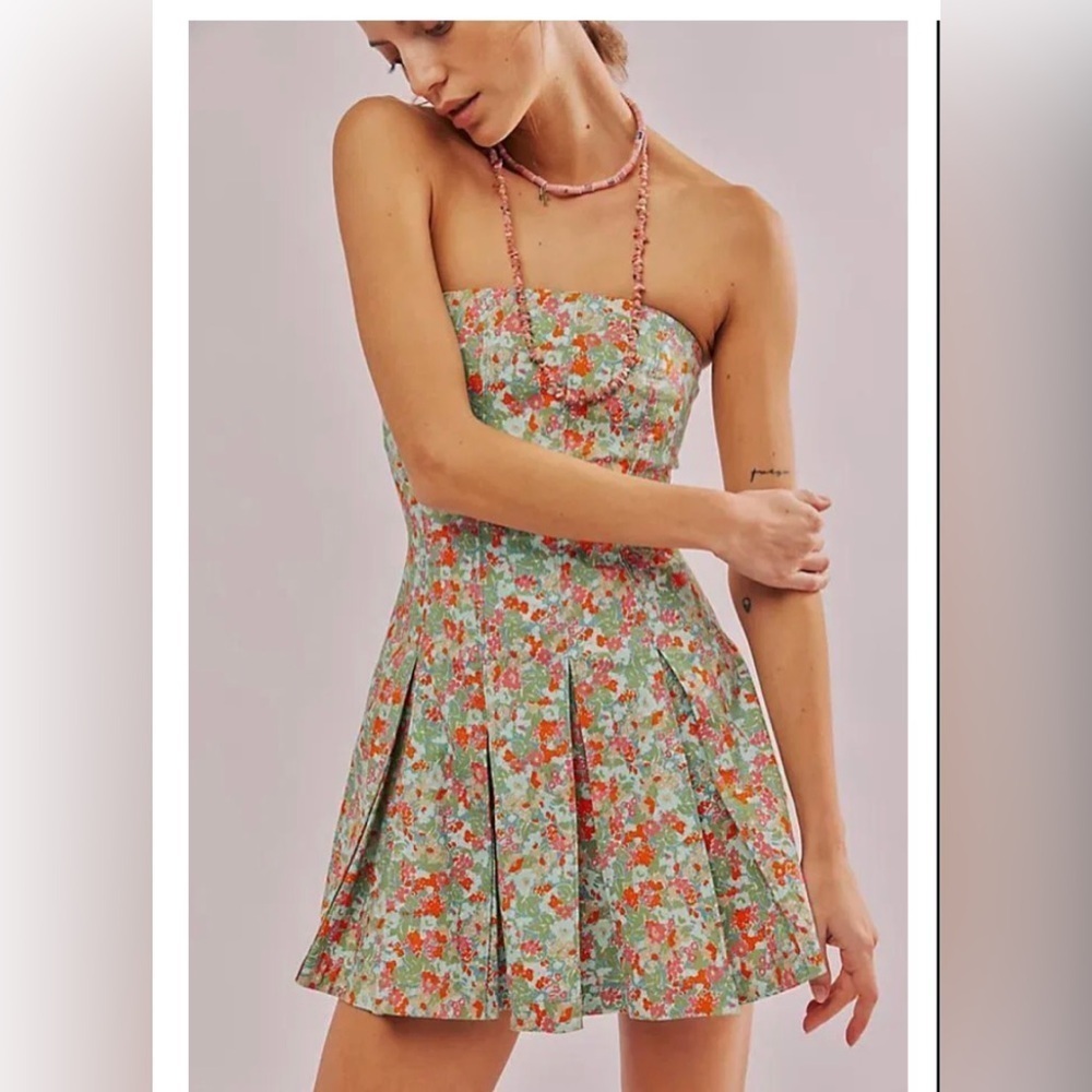 NWOT FREE PEOPLE Made Me Smile Printed Mini dress
Made Me Smile Printed Mini